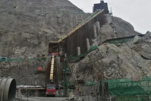 電動環(huán)鏈葫蘆提升皮帶機航架，解決黃藏寺水利工程混凝土入倉難題